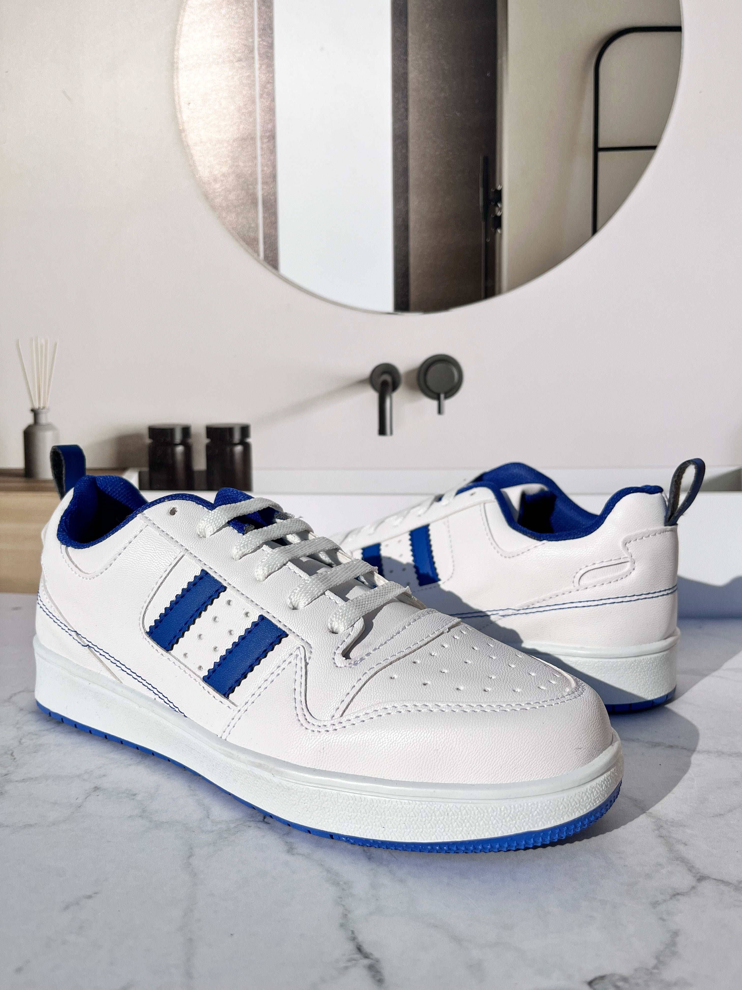 Teni Blanco Yaris Azul