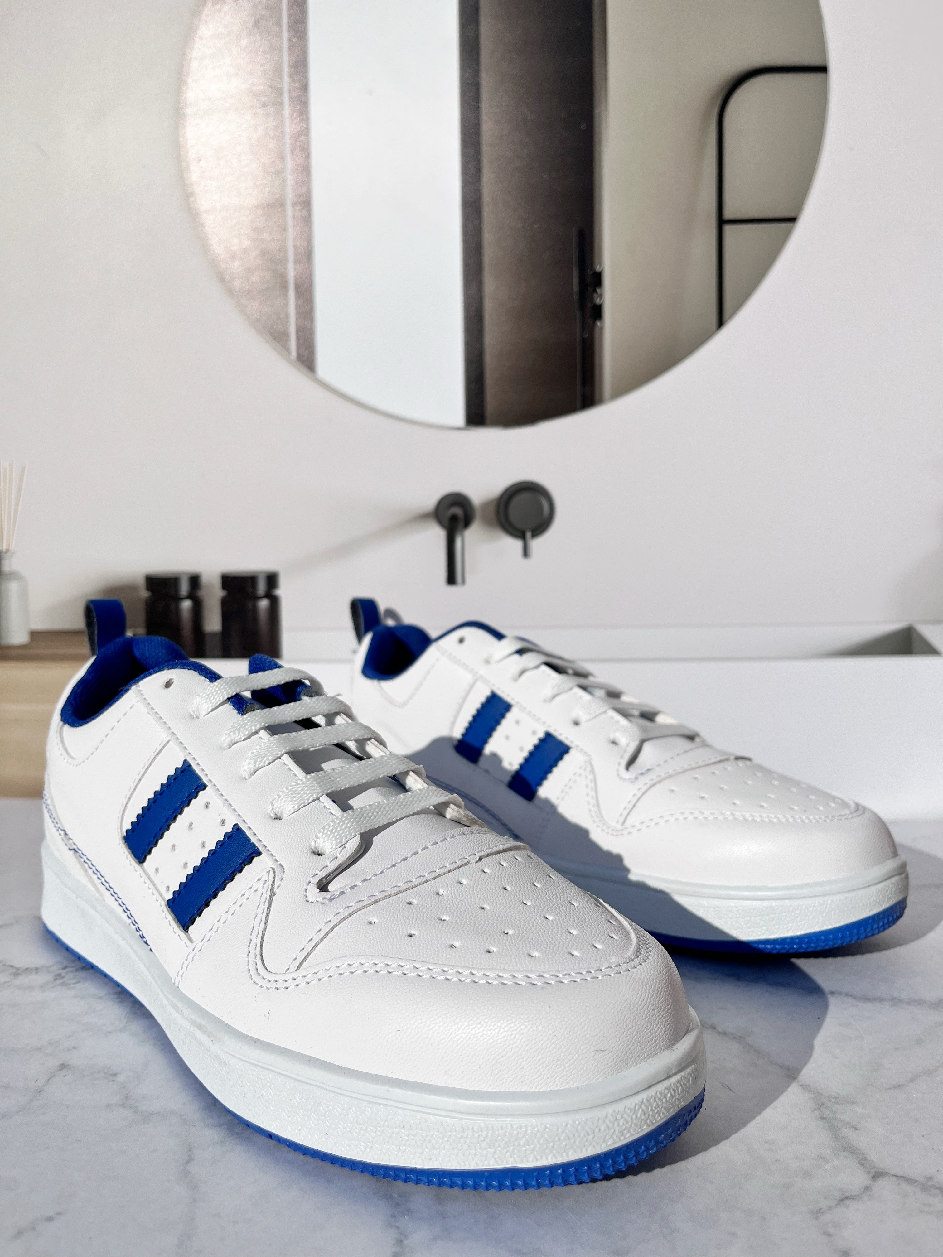 Teni Blanco Yaris Azul