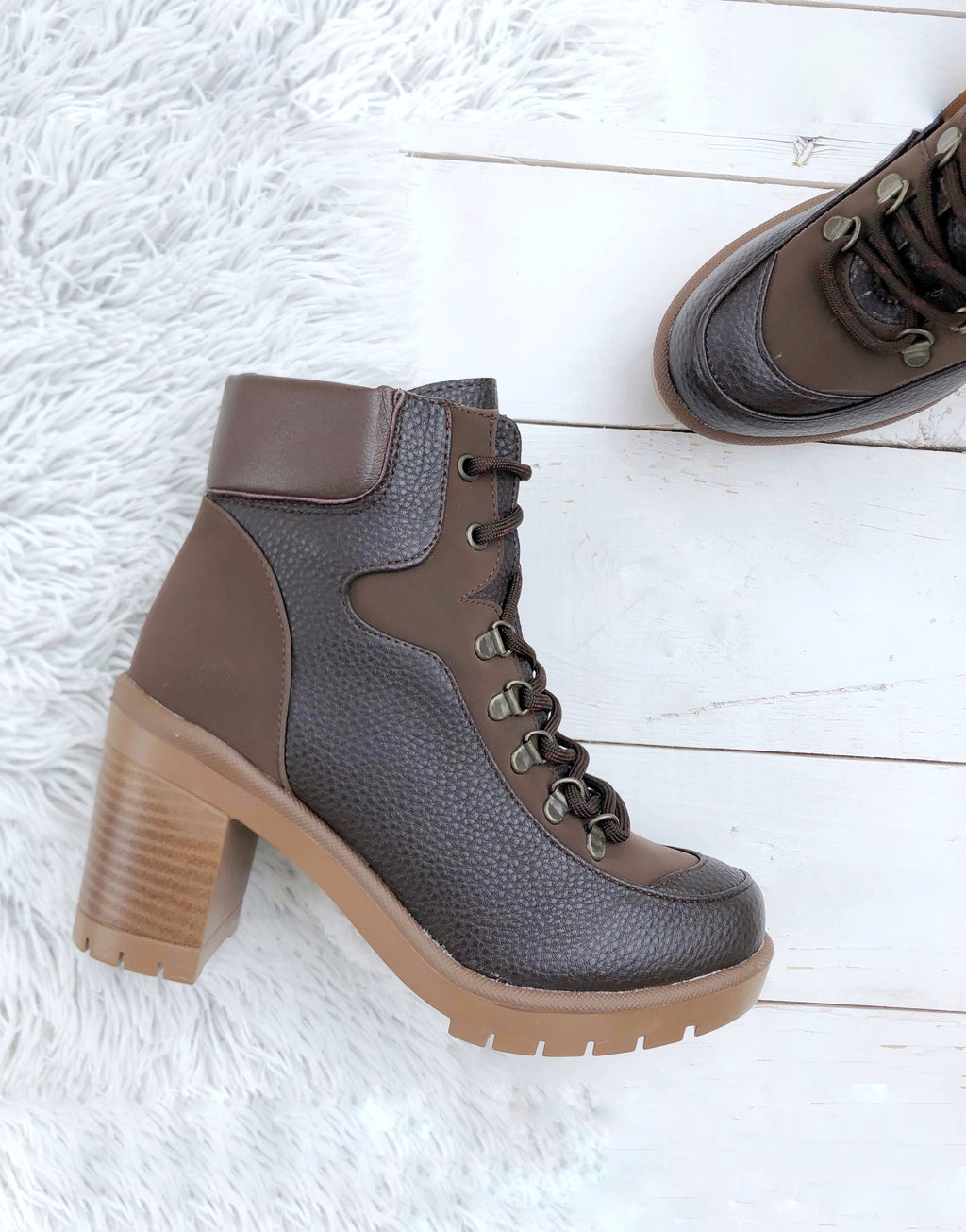 Bota Wild Agujeta Chocolate