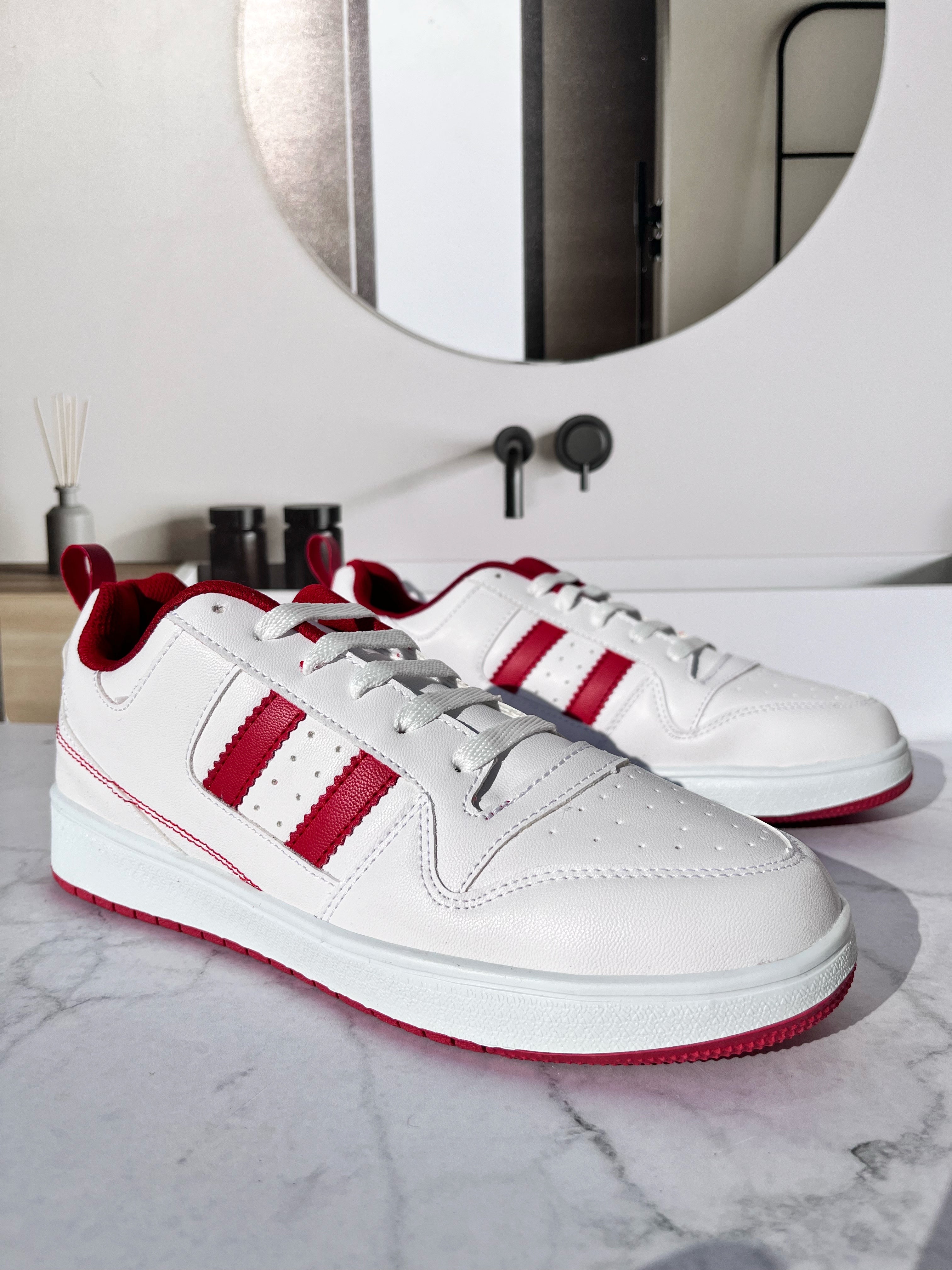 Teni Blanco Yaris Rojo